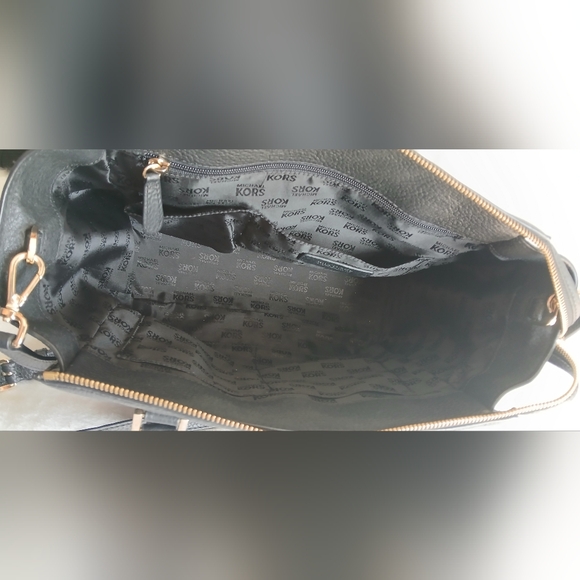 Michael Kors Black Leather Shoulder Bag with Gold Accents - Picture 4 of 6